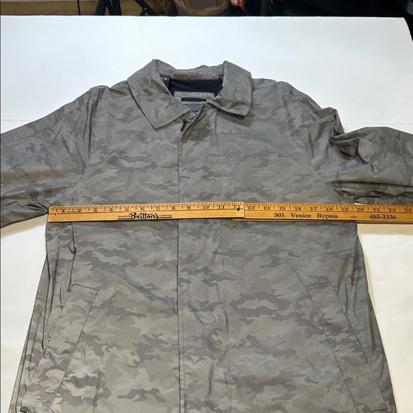 TUMI Men's Camo Reflective Packable Rain Jacket - Picture 4 of 13